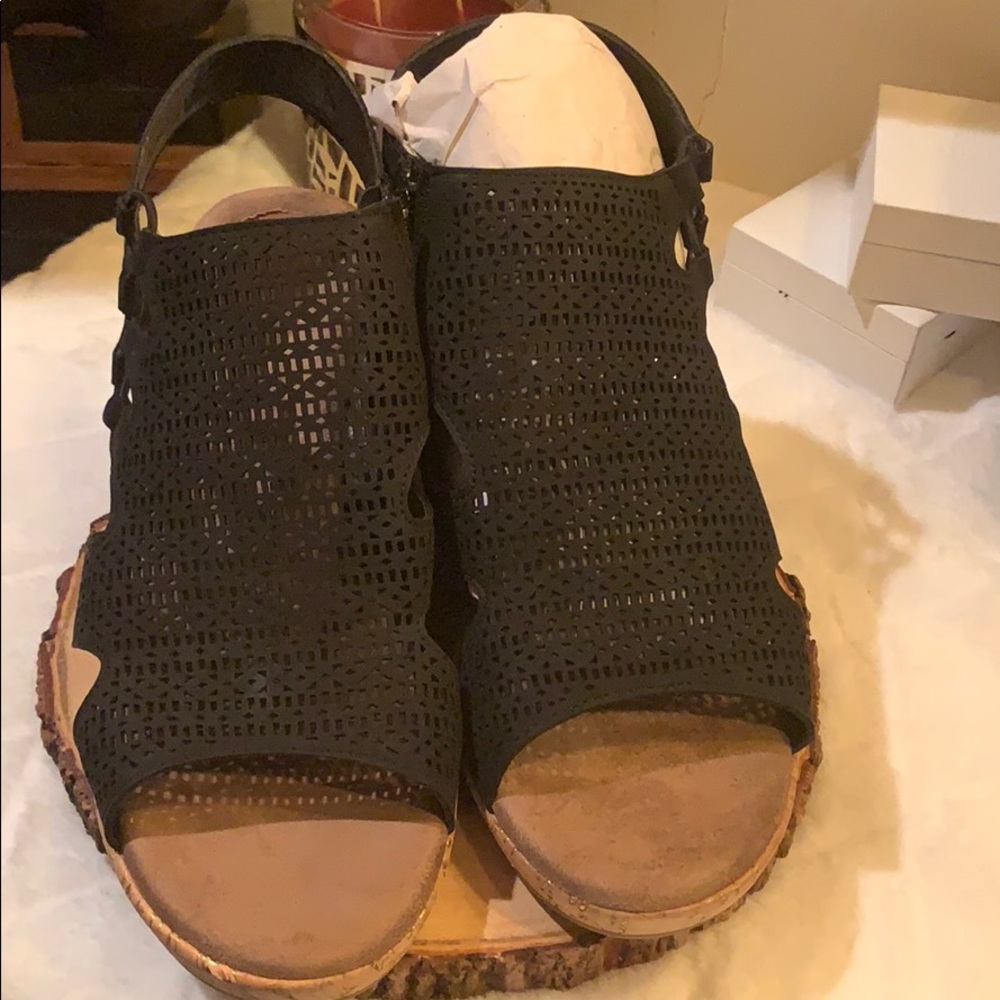 CLOUDWALKER cork heeled sandals!